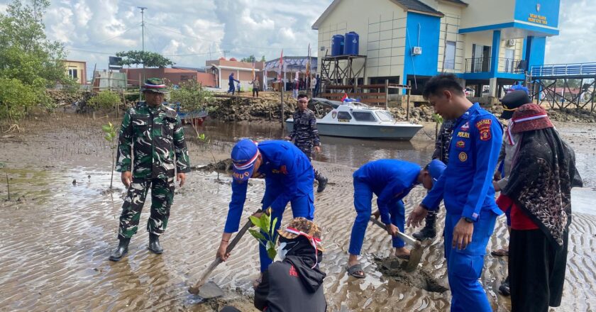 Sambut HUT ke-80 RI, Polres Kutim Bersama Warga Hijaukan Pantai Kenyamukan
