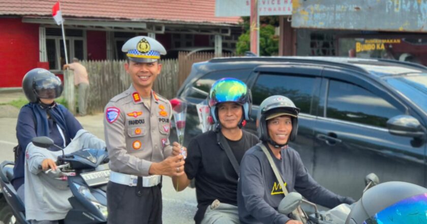 Sambut HUT RI ke-80, Polres Kukar Bagikan Bendera dan Bunga ke Pengendara