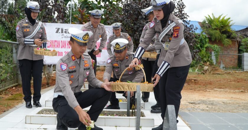 Peringati HUT Lalu Lintas ke-70, Satlantas Polres Kukar Gelar Ziarah dan Tabur Bunga di TMP