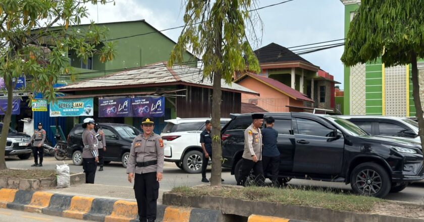 Senyum Polwan Warnai Pengamanan Salat Jumat di Masjid At-Taqwa Sangatta