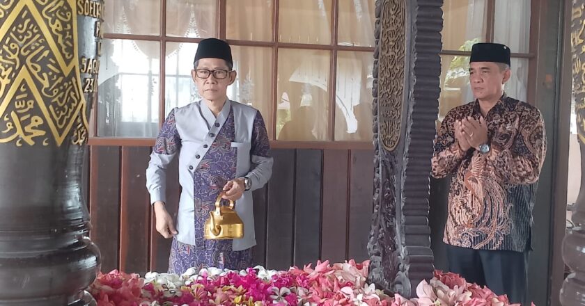 Ziarah Kesultanan Kutai, Tradisi Bunga Lompo Jadi Simbol Kehormatan Sultan