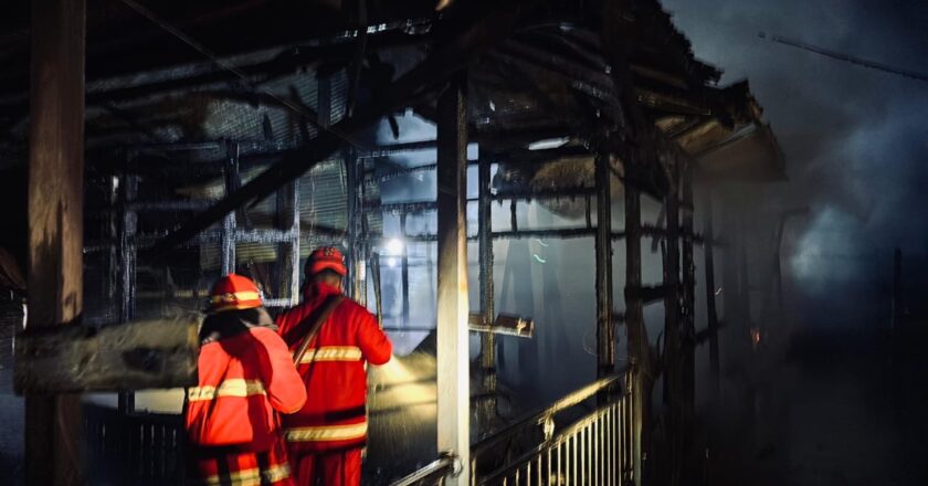 Korsleting Picu Kebakaran Dua Rumah di Muara Sanga Sanga, Pemadaman Tuntas Tanpa Korban