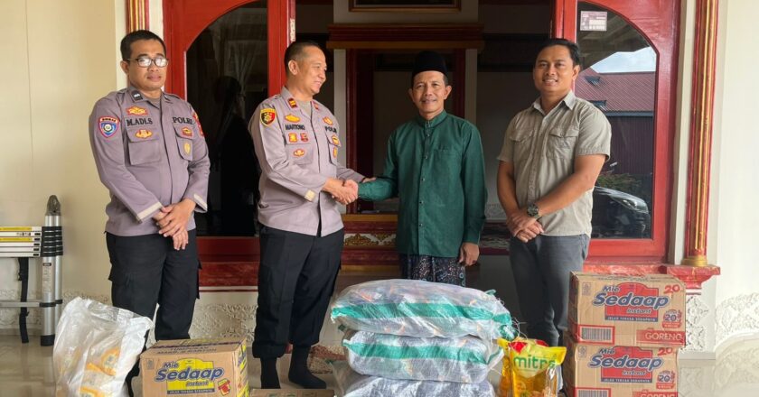 Rayakan Hari Santri Nasional, Polsek Muara Wahau Tunjukkan Kepedulian Lewat Bansos
