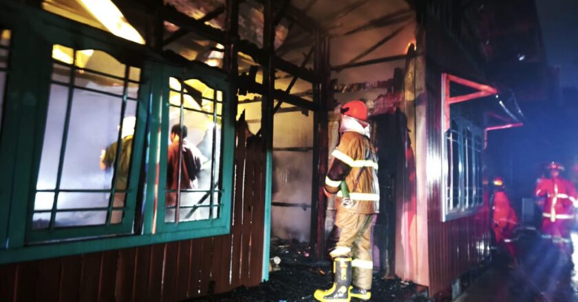 Dua Rumah Warga di Desa Perjiwa Hangus Terbakar, Damkar Kukar Kerahkan Seluruh Personel