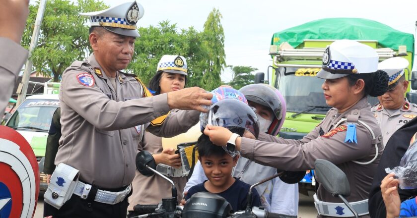 Edukasi Keselamatan yang Lebih Dekat ke Masyarakat: Polres Kutim Bagikan Helm Anak di Ops Zebra 2025