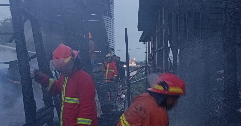 Kebakaran Subuh Hanguskan Tujuh Rumah di Liang Ilir: Laporan Terlambat, Damkar Pos Sektor Kota Bangun Bergerak Cepat Padamkan Api