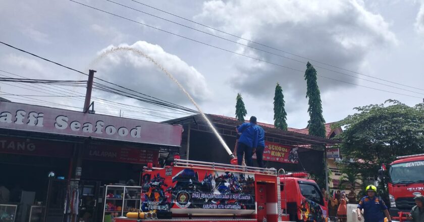 Rumah Makan Seafood di Depan Taman Pintar Terbakar, Damkar Kukar Kendalikan Api dalam Waktu Singkat