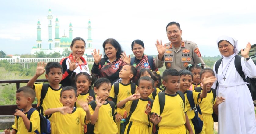 Kapolres Kutim Ajak Anak TK Belajar Disiplin dan Tertib Lewat Program Polisi Sahabat Anak