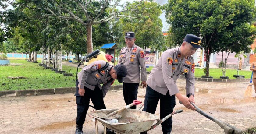 Saka Bhayangkara dan Polsek Muara Wahau Bersihkan Dua Gereja, Perkuat Kerukunan Umat Beragama