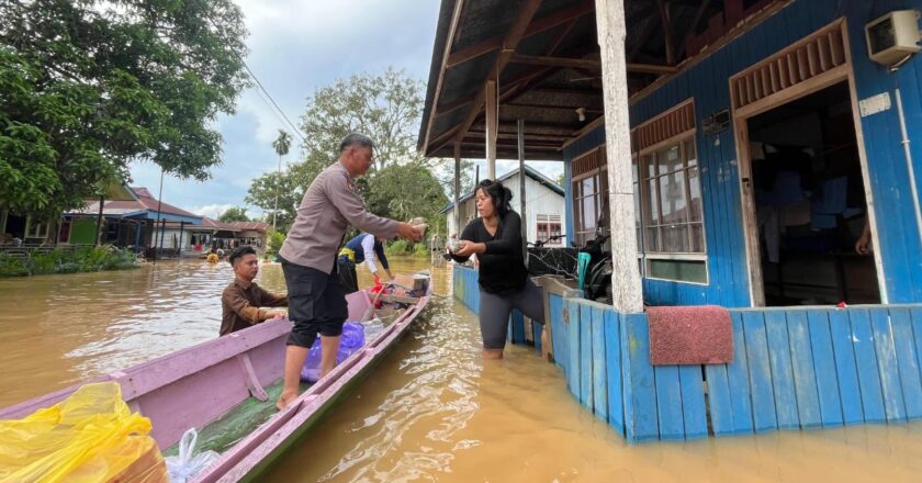 Polsek Muara Wahau dan PT DSN Group Turun Langsung Salurkan 500 Bungkus Nasi untuk Korban Banjir