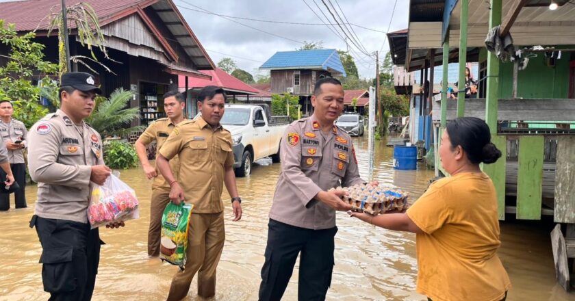 Banjir Terjang Nehas Liah Bing, Polsek Muara Wahau Turun Salurkan Bantuan